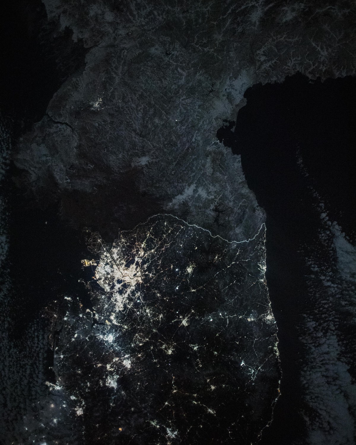 The border needs no drawing: it is the edge of the light.